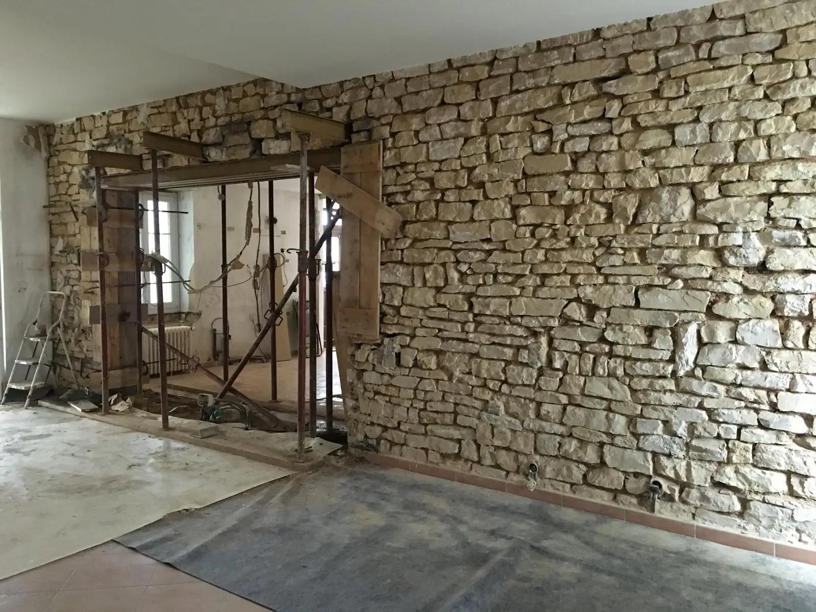 Avant : mur en pierre étayé pendant les travaux
